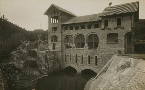 La central hidroelèctrica Berenguer, al final de les obres de construcció de l'edifici projectat per Joan Roca i Pinet. 1916