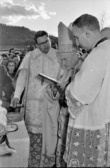Col·locació de la primera pedra de l'església de l'Assumpta. Missa de campanya oficiada pel bisbe de Girona, Josep Cartañà Inglès. 1959