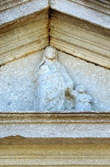 Relleu del timpà de l'església parroquial de Sant Quirze i Santa Julita