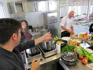 Mercat del Lleó. Sessió de cuina a l'Aula Gastronòmica a càrrec del xef Nir Zook