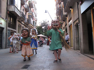 Escampillem. Nit de folk a Girona. Cercavila de gegants i capgrossos
