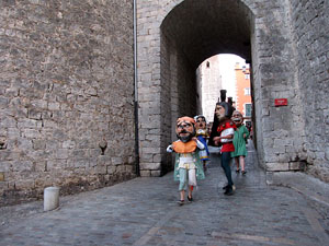 Escampillem. Nit de folk a Girona. Cercavila de gegants i capgrossos