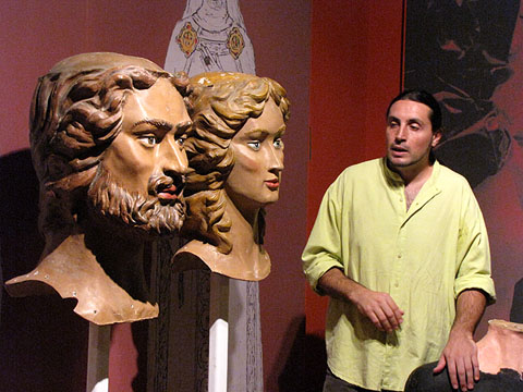 Nuxu Perpinyà, comissari de l'exposició amb Ramon Grau, durant la visita guiada