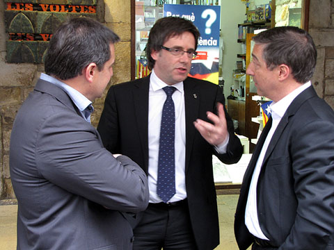 Josep Roca, l'alcalde de Girona, Carles Puigdemont i Joan Roca, a la plaça del Vi
