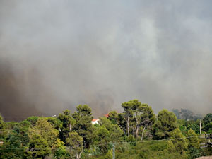 Incendi forestal darrere Les Pedreres