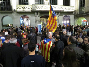 Concentració a la plaça del Vi per celebrar el nomenament de Carles Puigdemont com a candidat a la Generalitat de Catalunya