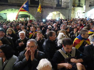 Concentració a la plaça del Vi per celebrar el nomenament de Carles Puigdemont com a candidat a la Generalitat de Catalunya