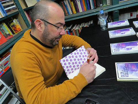 Josep Campmajó signant exemplar del seu llibre