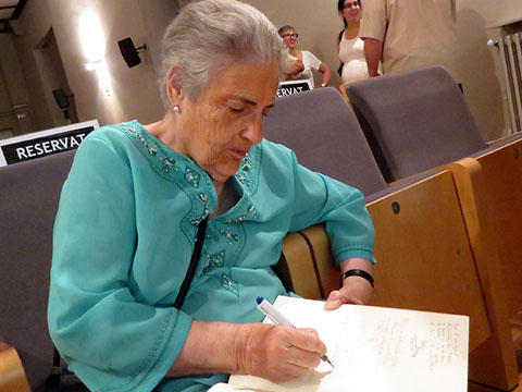 Rosa Maria Carrasco, signant al Llibre d'Honor de la Casa de Cultura