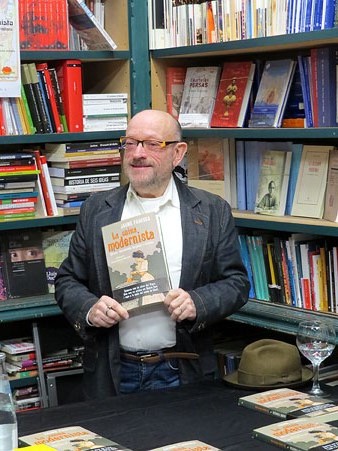 Jaume Fàbrega amb un exemplar del seu llibre