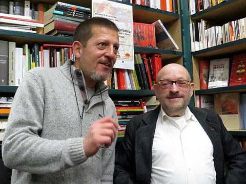 Jaume Fàbrega amb el llibreter Pere Rodeja, durant la presentació