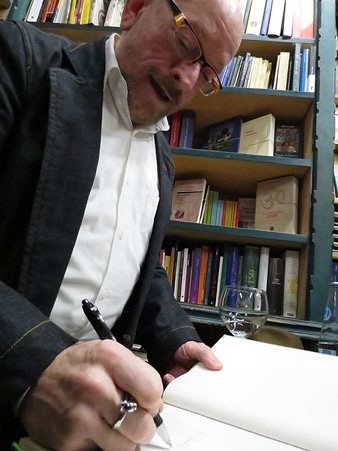 Jaume Fàbrega signant exemplars del seu llibre