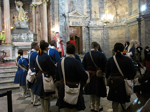 La tropa del regiment de Sant Narcís a la capella del sant