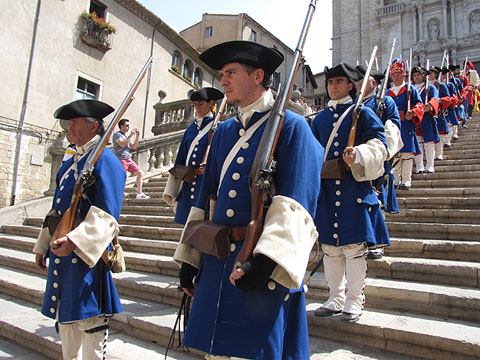 La formació del regiment de Sant Narcís a les escales de la Catedral