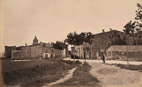 El poble de Santa Eugènia, amb l'església al fons. 1877