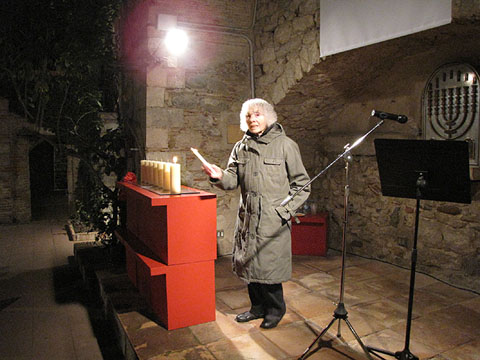 Encesa de la primera espelma per la senyora Rosa Maria Labayen de Colls