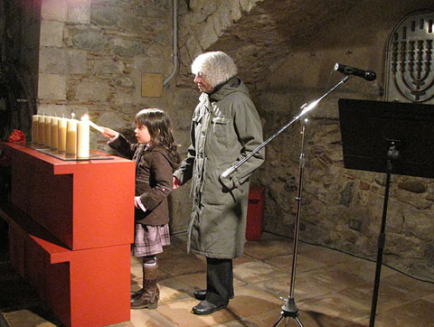 Encesa de la segona espelma per una nena de Girona