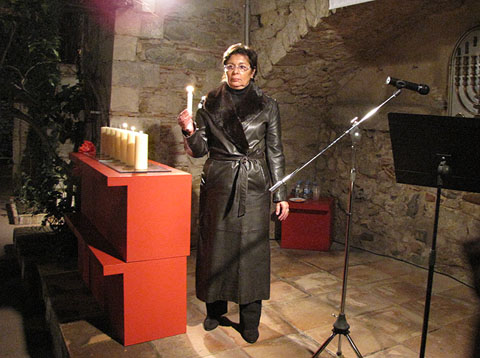 Encesa de la tercera espelma per la senyora Consol Giménez Pubill