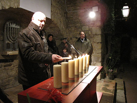 Encesa de la cinquena espelma pel senyor Xavier M. Sanllehí Brunet, alcalde de Castelló d'Empúries