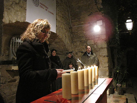 Encesa de la sisena espelma per la regidora Josefina Surina i Gelis, de l'ajuntament de Besalú