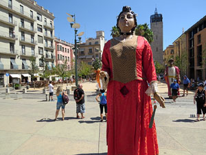 Cercavila amb els gegants i capgrossos de Girona, els de Torroella de Montgrí i els del Grupo Cultural Aserrí de Costa Rica