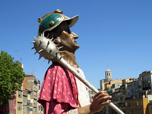 Cercavila amb els gegants i capgrossos de Girona, els de Torroella de Montgrí i els del Grupo Cultural Aserrí de Costa Rica