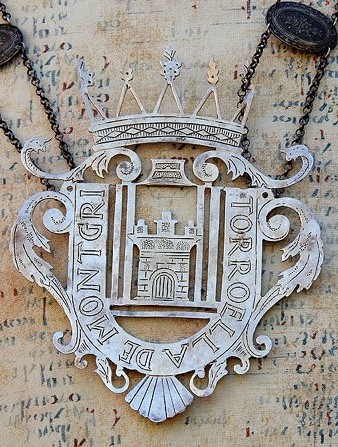 L'escut de Torroella al pit del gegant Porrer de Torroella de Montgrí