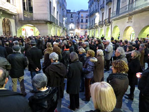 Concentració silenciosa en record de Muriel Casals a la plaça del Vi de Girona