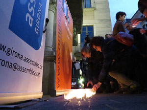 Concentració silenciosa en record de Muriel Casals a la plaça del Vi de Girona