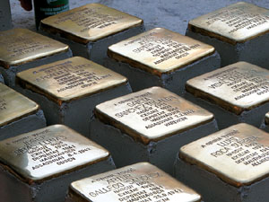Instal·lació de setze llambordes Stolpersteine per recordar els gironins deportats als camps de concentraci&oacut