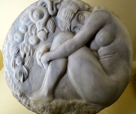 Gran medalló de marbre que representa Eva i la serp