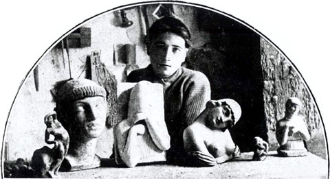 Retrat de l'artista Fidel Aguilar al seu estudi rodejat per algunes de les seves escultures. 1910-1917