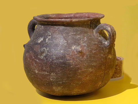 Olla. Ceràmica a mà. Època ibèrica, segle III aC. Mas Gusó, Bellcaire d'Empordà