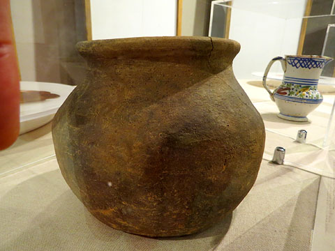 Olla de ceràmica grisa. Segle XI-XV, Girona. Museu d'Història dels Jueus