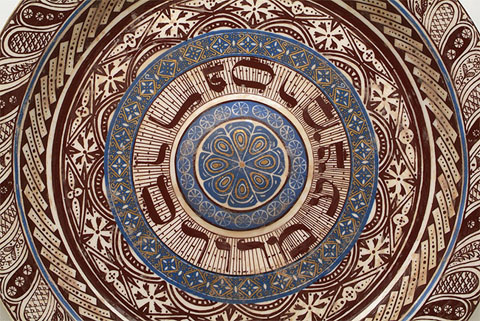 Plat de Pésaj. Ceràmica decorada, segle XV. Còpia de l'original del Museu Nacional d'Israel. Museu d'Història dels Jueus