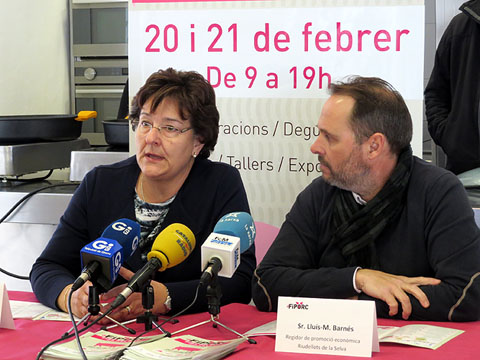 Lalcaldessa de Riudellots de la Selva, Montserrat Roura i el regidor de Promoció Econòmica, Lluís Barnés, durant la presentació