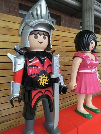 Figures Playmobil gegants exhibides a la Fira