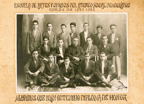 Retrat de grup dels alumnes de l'Escola D'Arts i Oficis de l'Ateneu Social Democràtic. 1927-1928