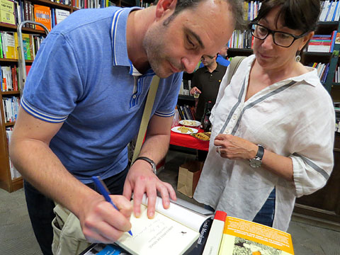 Carles Ribas Blanché signant exemplars del seus llibres