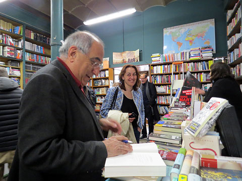 Joaquim Nadal i Farreras signant exemplars del seus llibres
