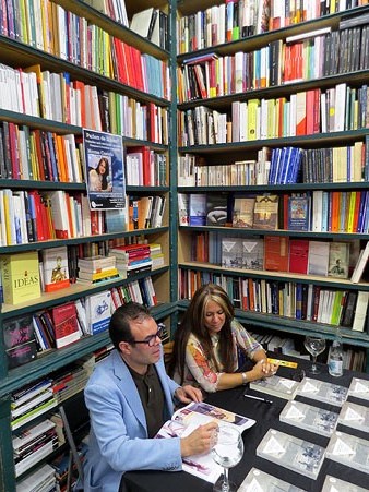 Montse Castaño i el llibreter Xavier Delòs durant la trobada