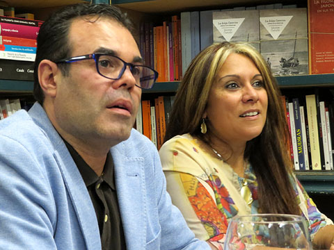 Montse Castaño i el llibreter Xavier Delòs durant la trobada