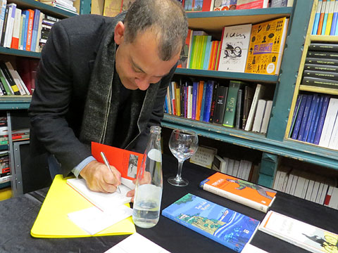 Toni Sala Isern signant exemplars del seus llibres