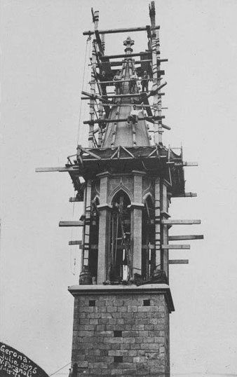 Construcció del campanar neogòtic de l'església de Santa Susanna del Mercadal