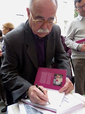 Pere Codina signant llibres al final de la presentació