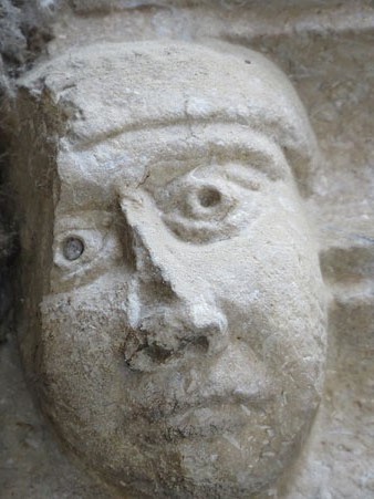 Cap medieval a la porta d'entrada a l'església de Santa Susanna del Mercadal