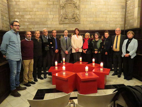Foto de grup dels participants en l'esdeveniment commemoratiu, al Saló de Plens de l'Ajuntament