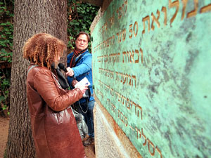 Apadrinament de l'escultura '50 anys del Diari d'Anne Frank' als Jardins del doctor Figueras