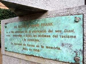 Apadrinament de l'escultura '50 anys del Diari d'Anne Frank' als Jardins del doctor Figueras