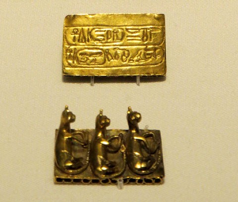 Separadors de braçalets decorats amb gats. Or. Dinastia XVII, regnat de Nubkheperre Antef, Ca. 1571-1560 aC. Edfu